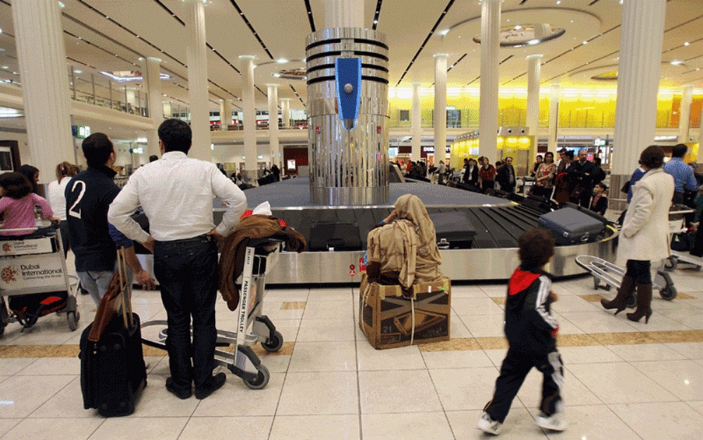 Аэропорт дубая закрыт. Аэропорт Дубай. Арабы таможня в аэропорте. ПРАНК аэропорт Дубай. Аэропорт Дубай терминал 2.