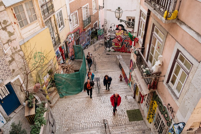 Крутые улицы Лиссабона, с домами покрытыми азулежу и граффити