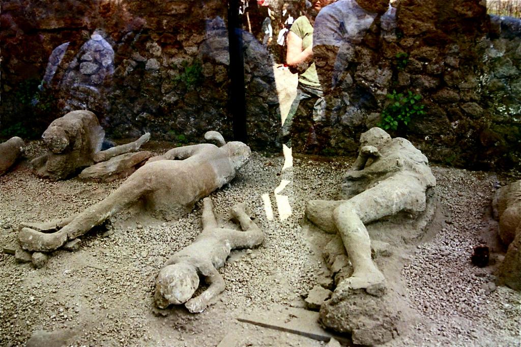 Жители Помпеи, погребенные под слоем пепла Везувия