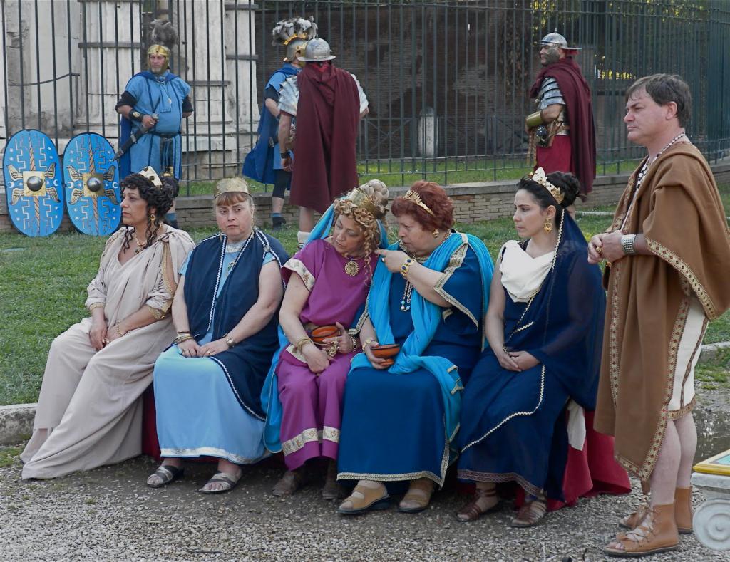 Актеры в одежде древних римлян