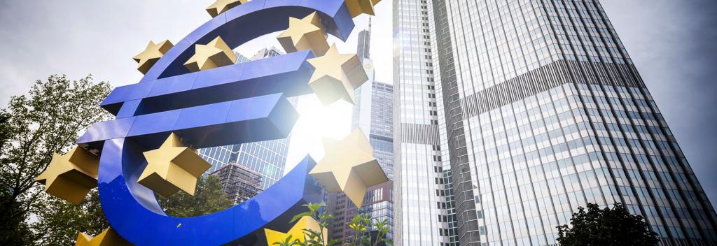 Знак евро на фоне мегаполиса