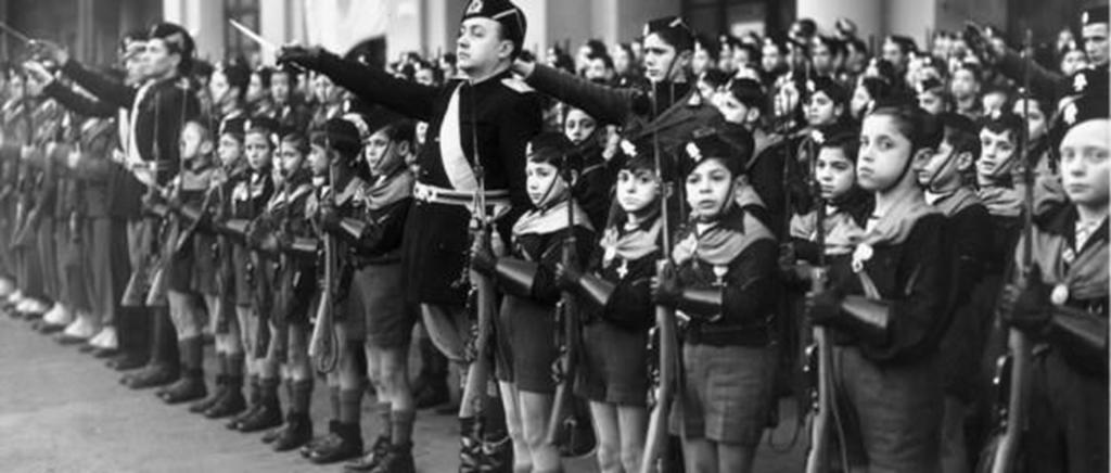 Дети в форме нацистов