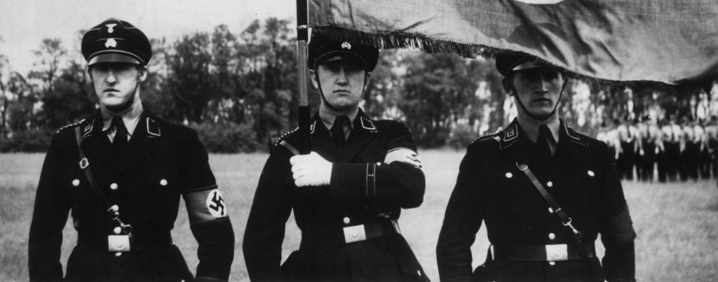 Военные с флагом Третьего рейха