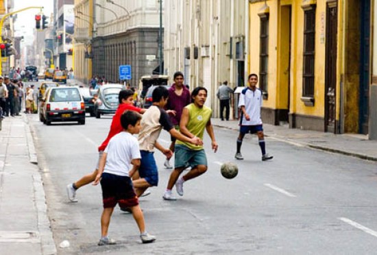 Дворовый (уличный) футбол. Какова жизнь - таков и футбол.