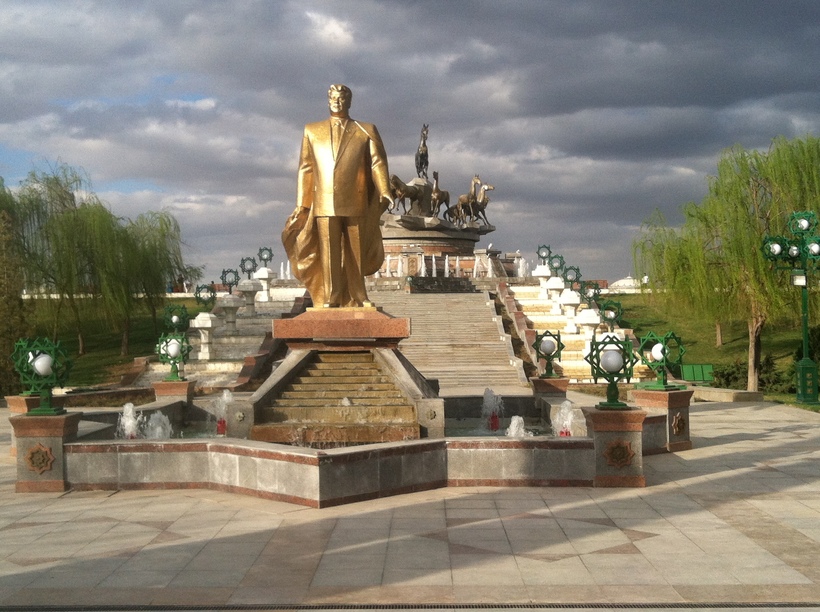 Памятник Туркменбаши