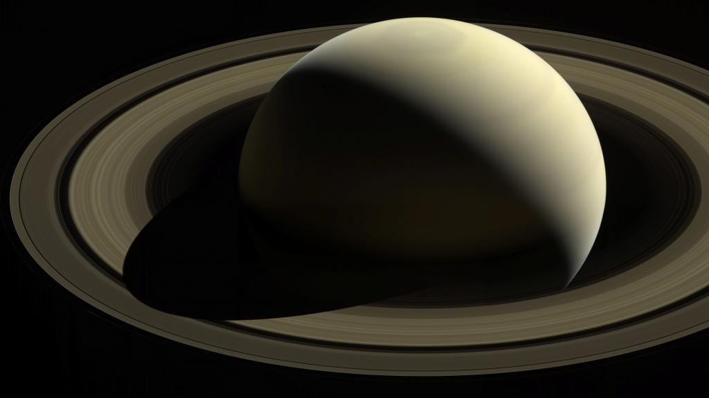 Сатурн во тьме космоса.