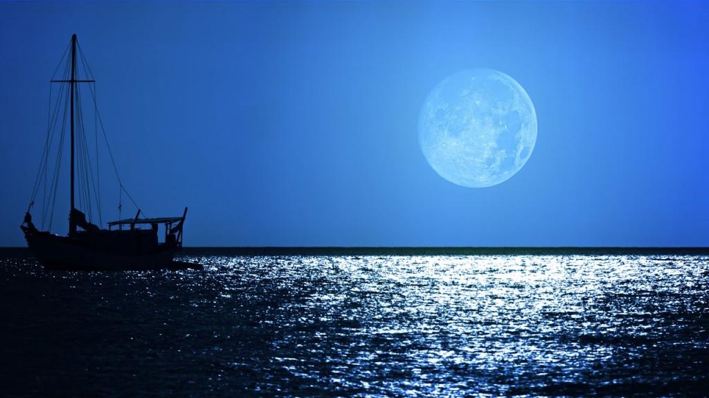 Луна и море.