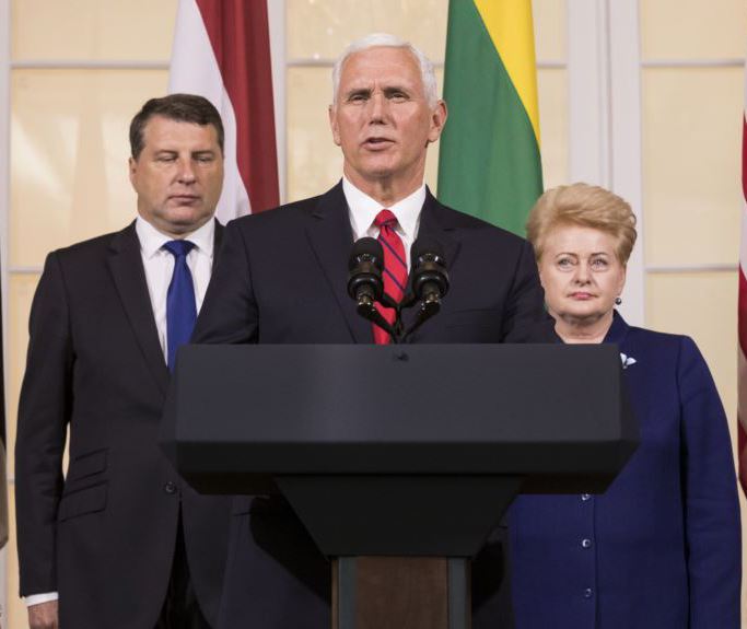 Президенты Литвы и Латвии (сзади)