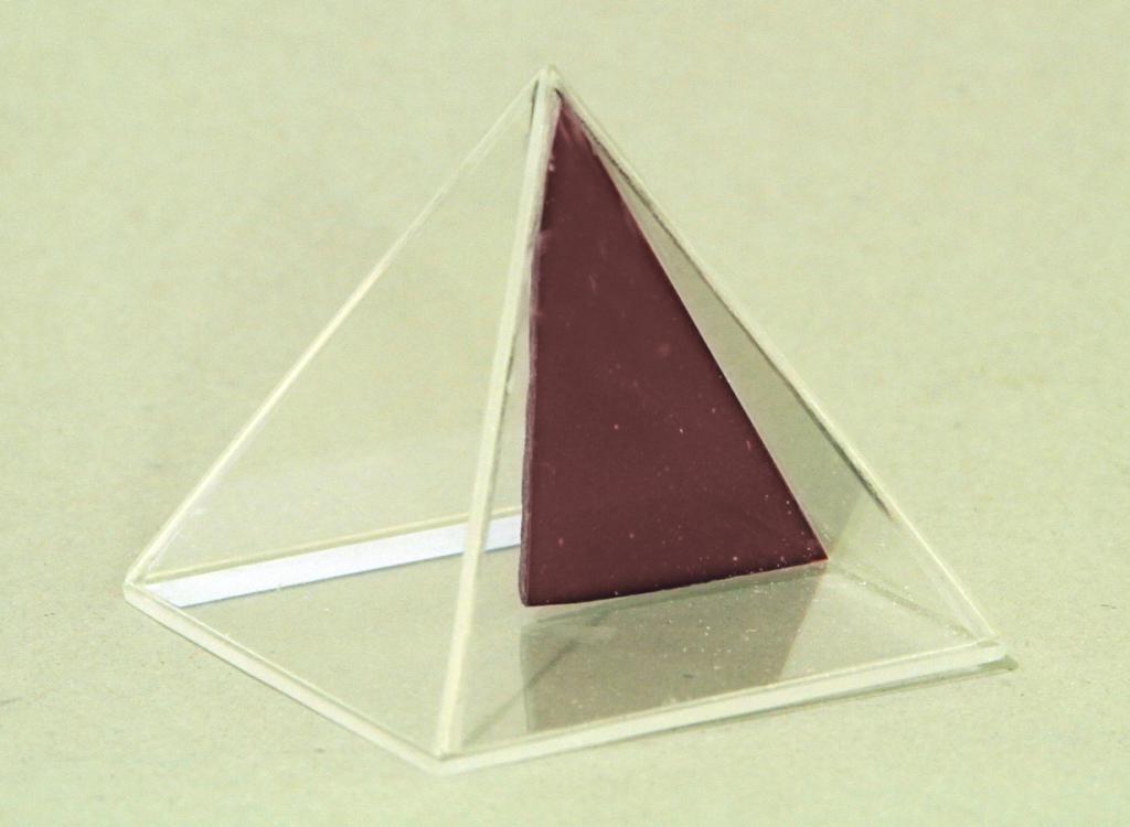 Октаэдр пирамида. Четырёхугольный камень что это. Четырехугольная пирамида фото. Четырехугольные фигуры уникальные. Металл четырёхугольный.