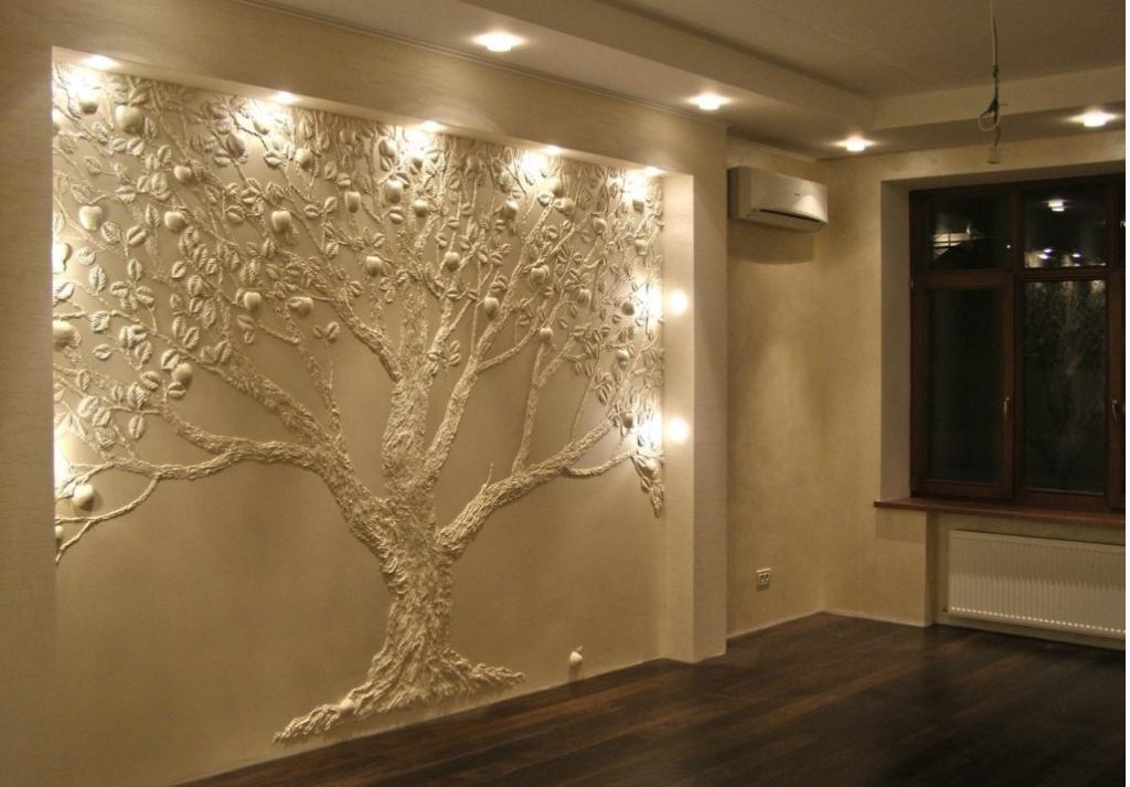 дерево с подсветкой на стене