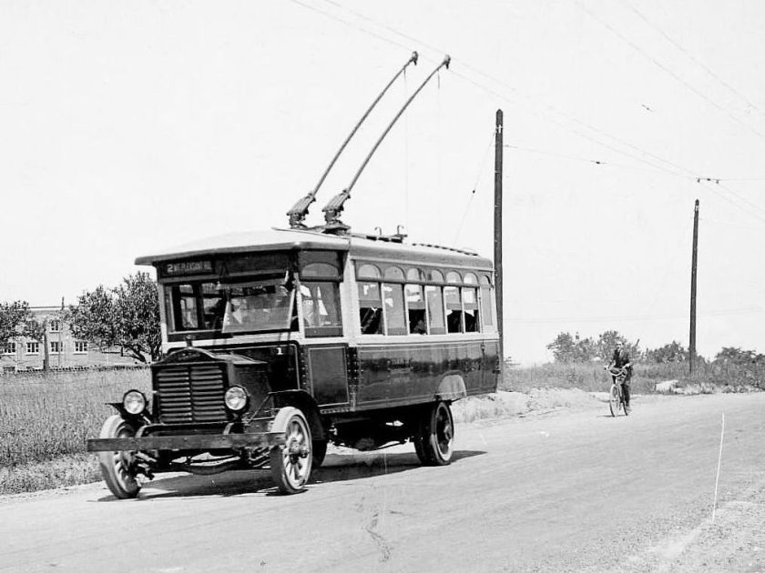 Первые автобусы в россии. Первый троллейбус Германия 1882. Первый троллейбус 1902. Первый троллейбус Сименса. Первый в России троллейбус 1902 года.