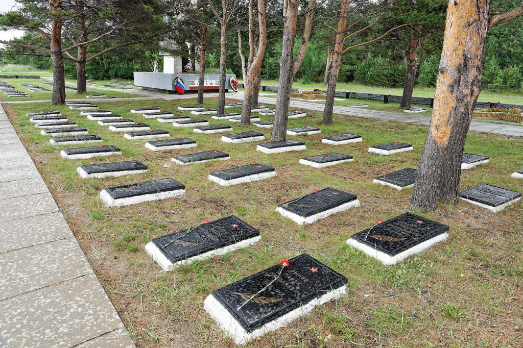 Graves at the Nikolo-Arkhangelsk cemetery