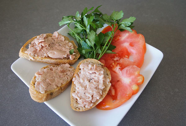 Sandwiches with cod liver