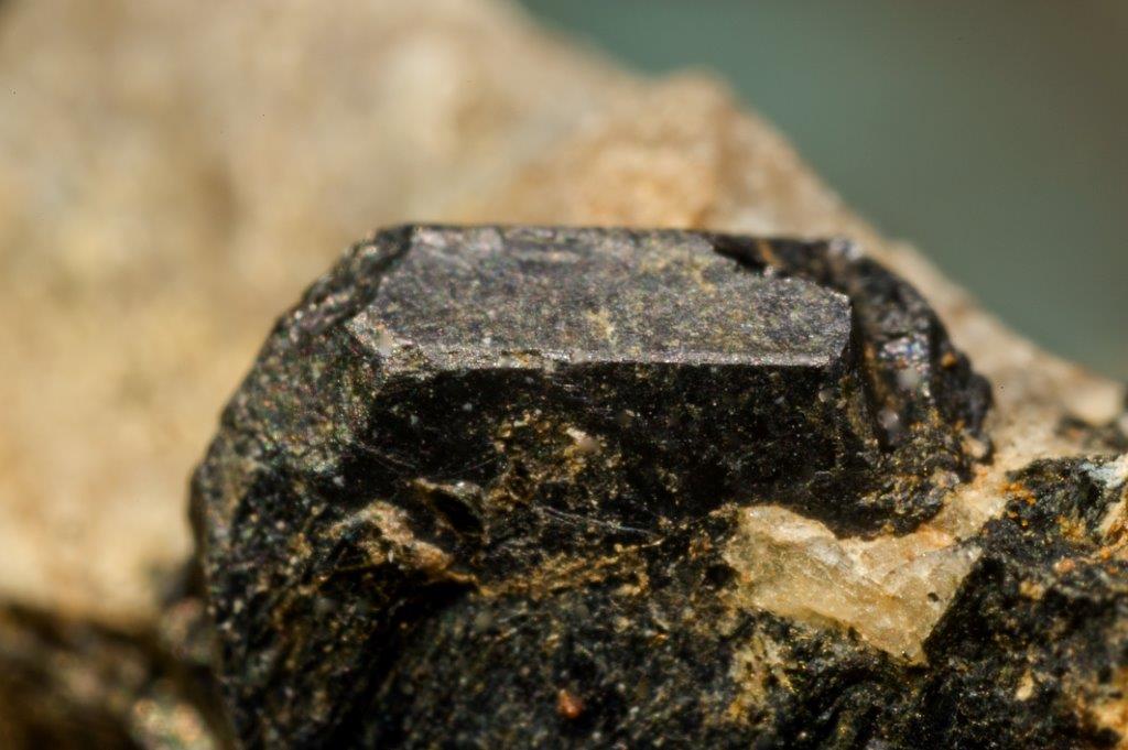 Титаномагнетит. Ильменит – титанистый Железняк минерал. Ильменит Кристалл. Магнетит минерал формула. Ильменит-магнетитовыми.