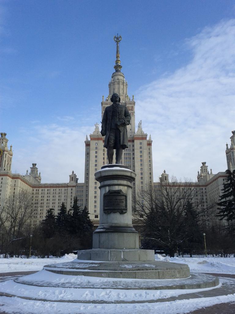 Мгу ломоносова поступить. Московский университет имени Ломоносова. Ломоносов университет в Москве. МГУ памятник Ломоно. Университет в Москве им Ломоносова памятник.