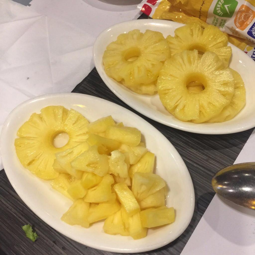 Режем ананасы