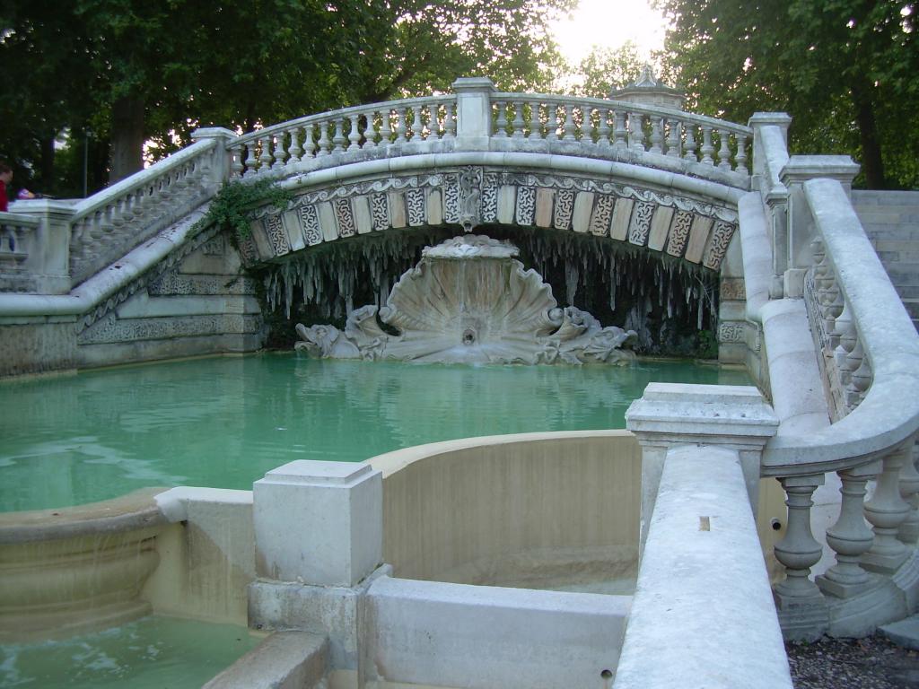 Красивый фонтан в городском парке