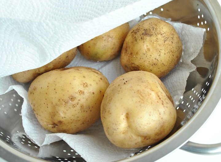 Молодой картофель в дуршлаке
