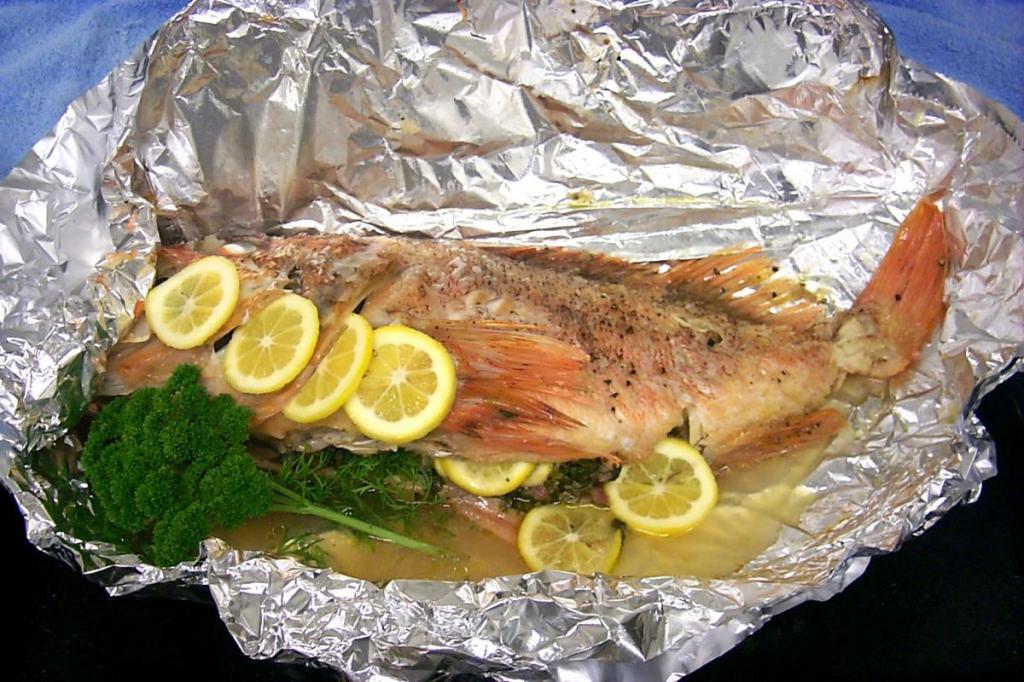 Как запечь рыбу с салом