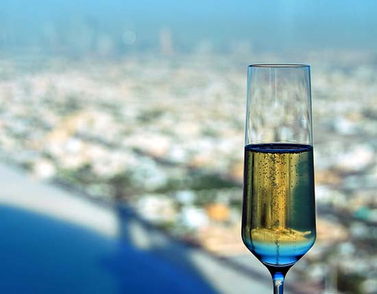 Шампанское на фоне Дубаи