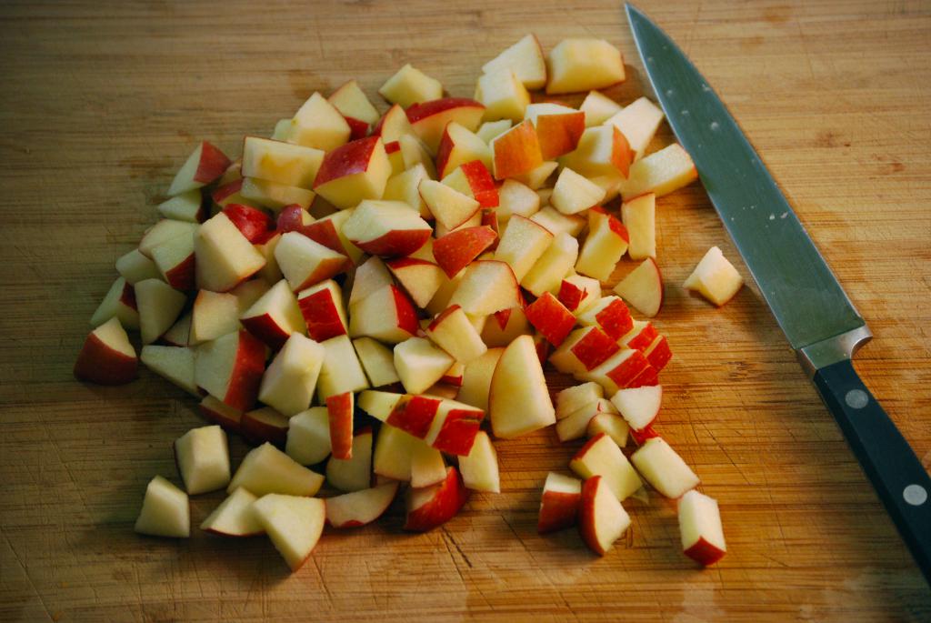 Яблоки. нарезанные для шарлотки