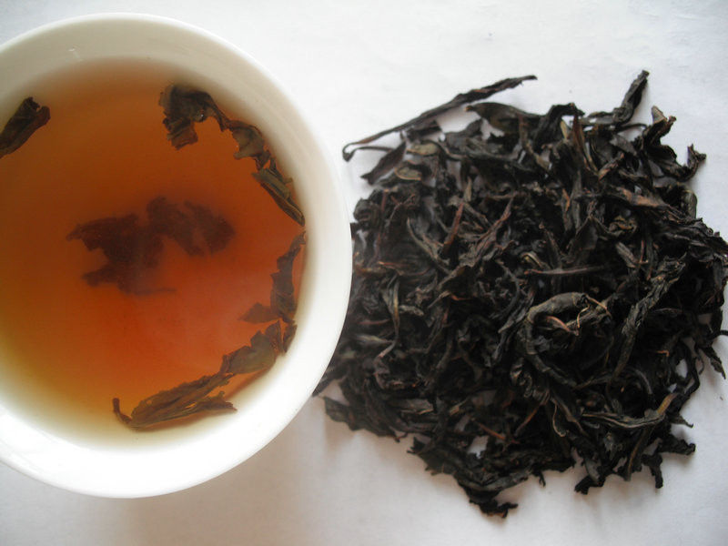 Черный чай снижает. Черный чай повышает давление. Черный чай снижает давление. Крепкий чай повышает. Чай оолонг повышает или понижает давление.