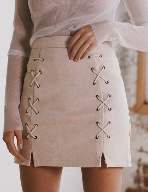 Мода на замшевые юбки со шнуровкой: телесный оттенок