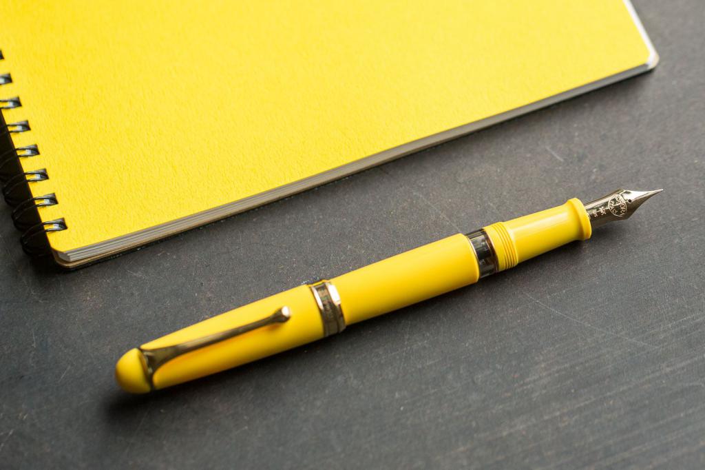 Желтый блокнот и ручка