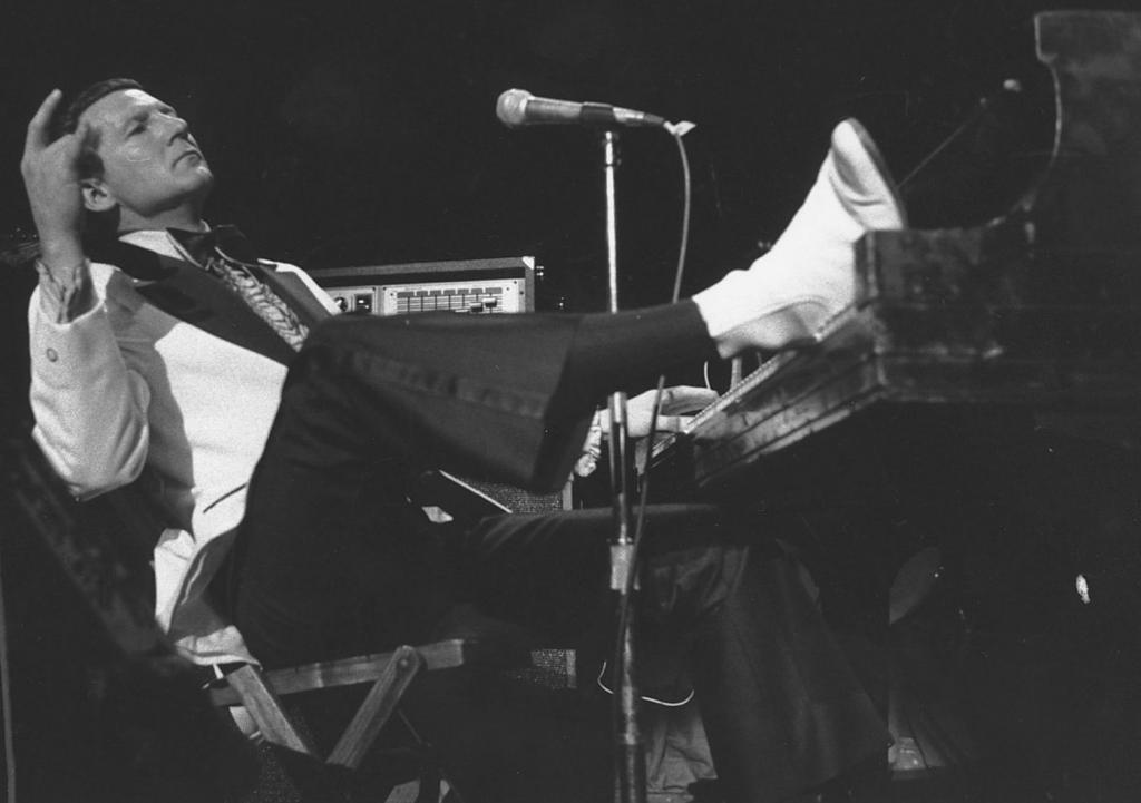 Джерри Ли Льюис играет на пианино ногами