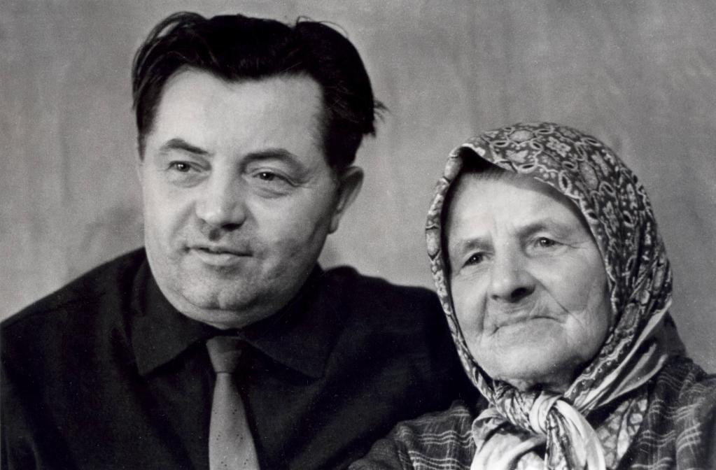 Яков Павлов со своей матерью
