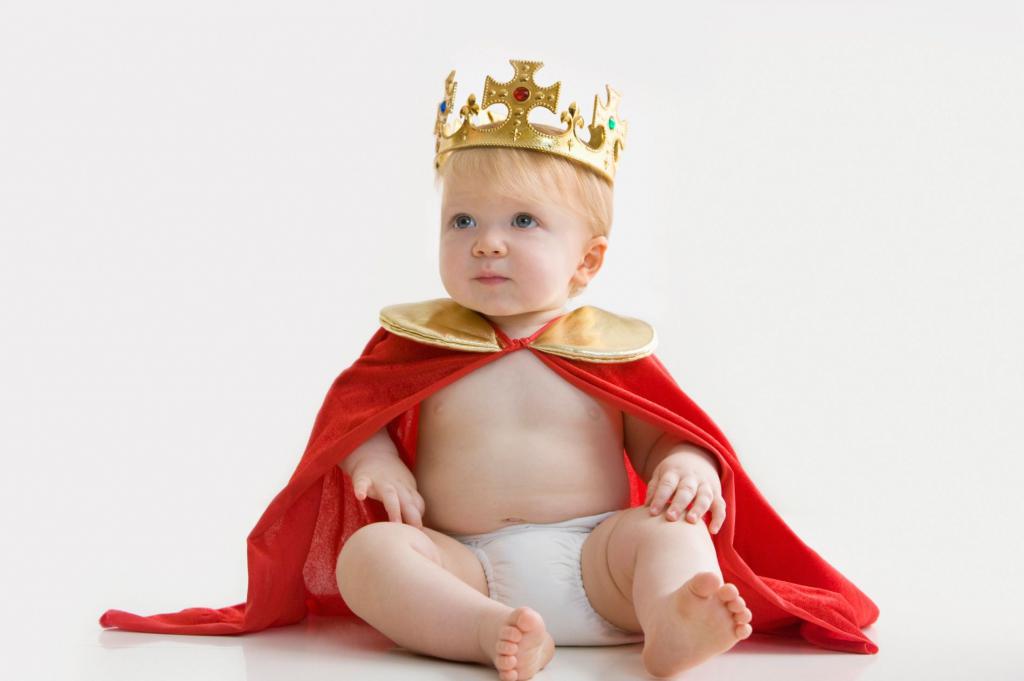 Малыш в наряде короля