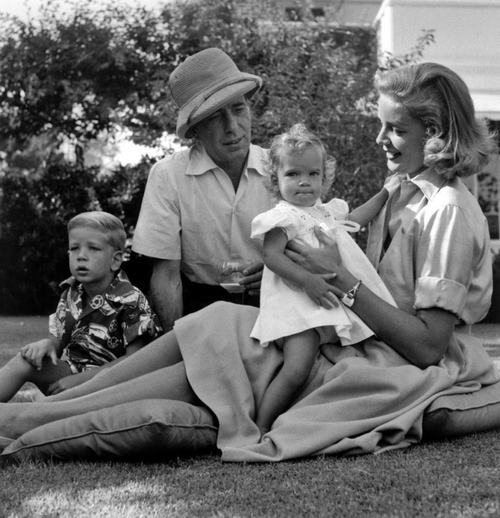 Богарт с женой и детьми