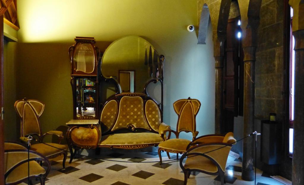 Мебель во дворце Гуэля