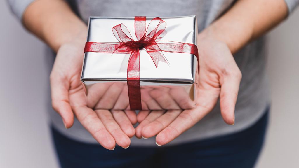 Почему мужчина не дарит подарки? Как исправить ситуацию: советы психологов