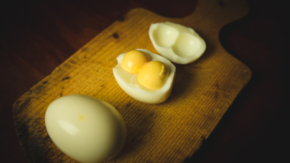 яйцо, внутри которого 2 желтка