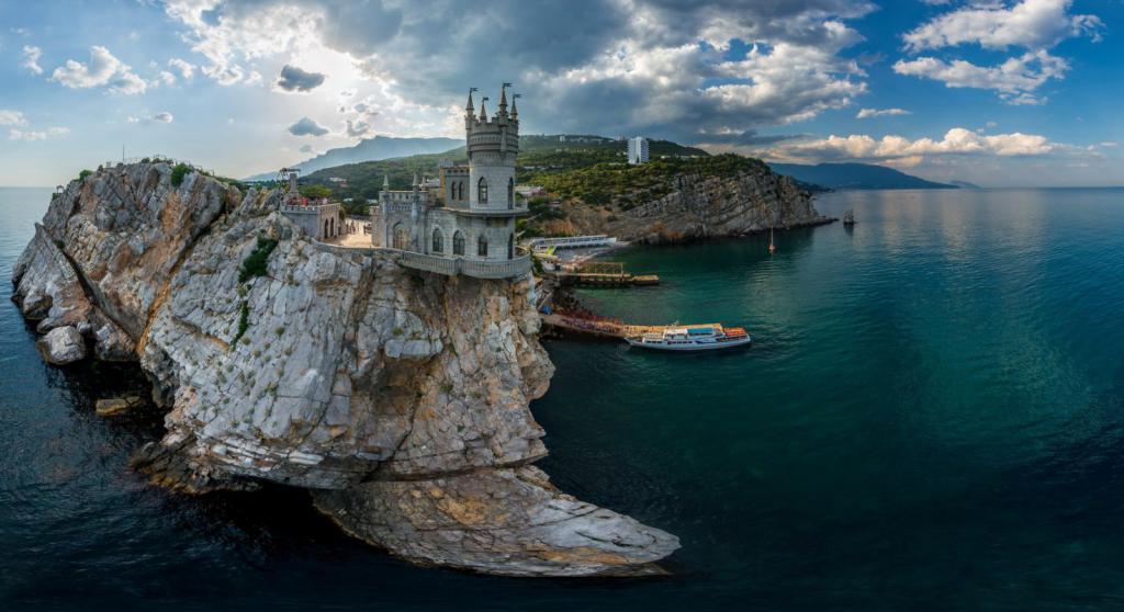 Замок на скале в Крыму