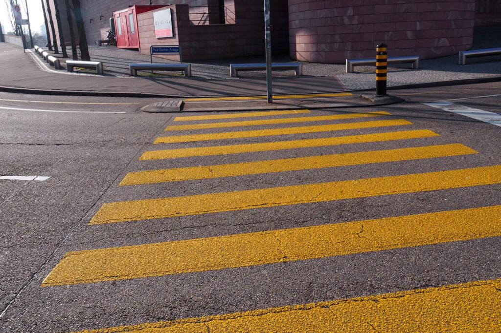 переход пешеходный желтого цвета