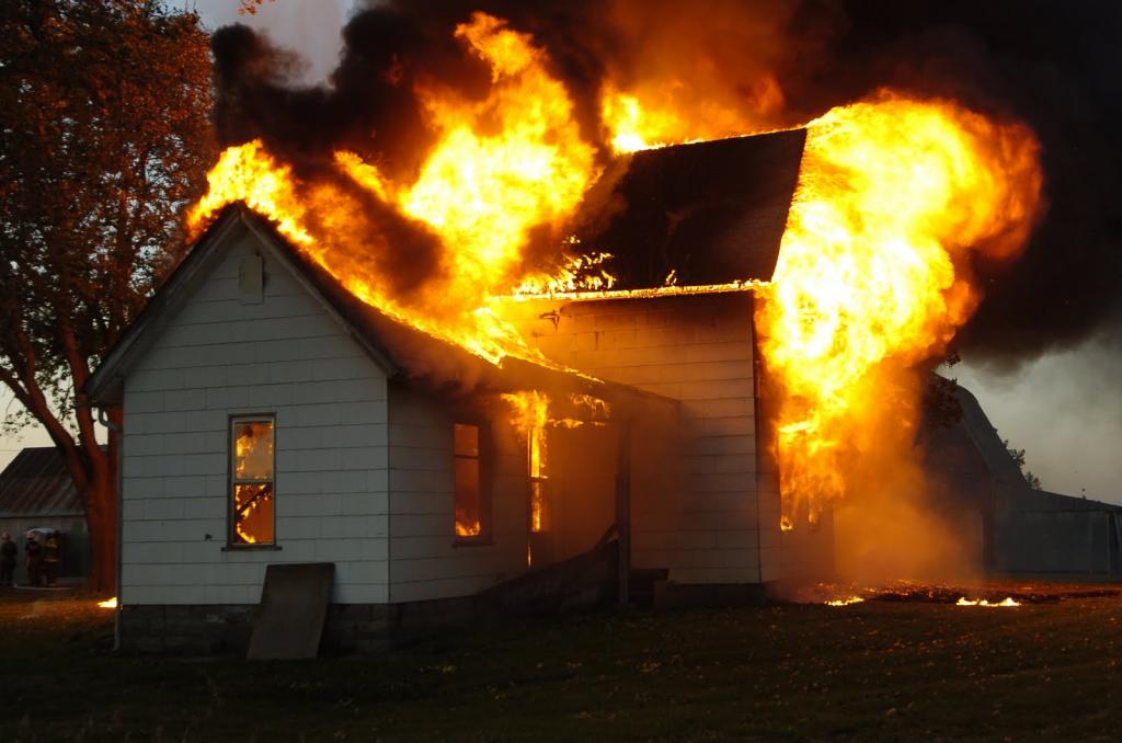 горящий дом