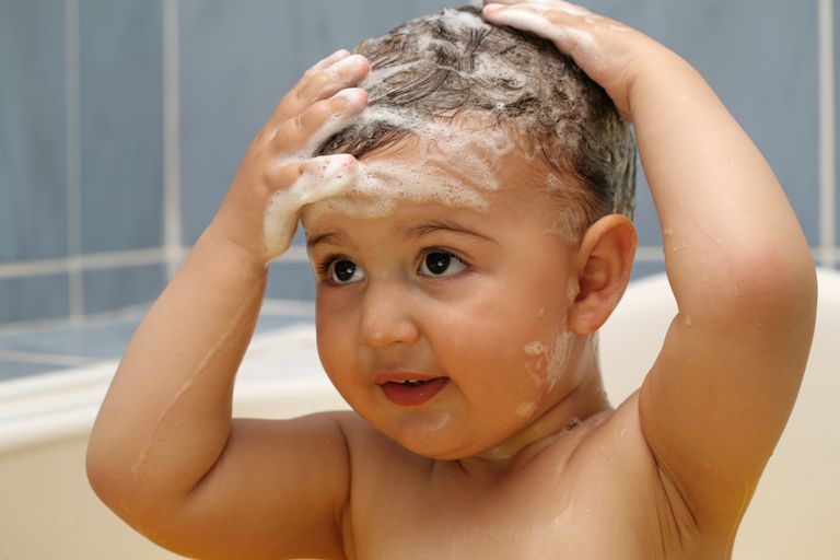 Малыш моет голову