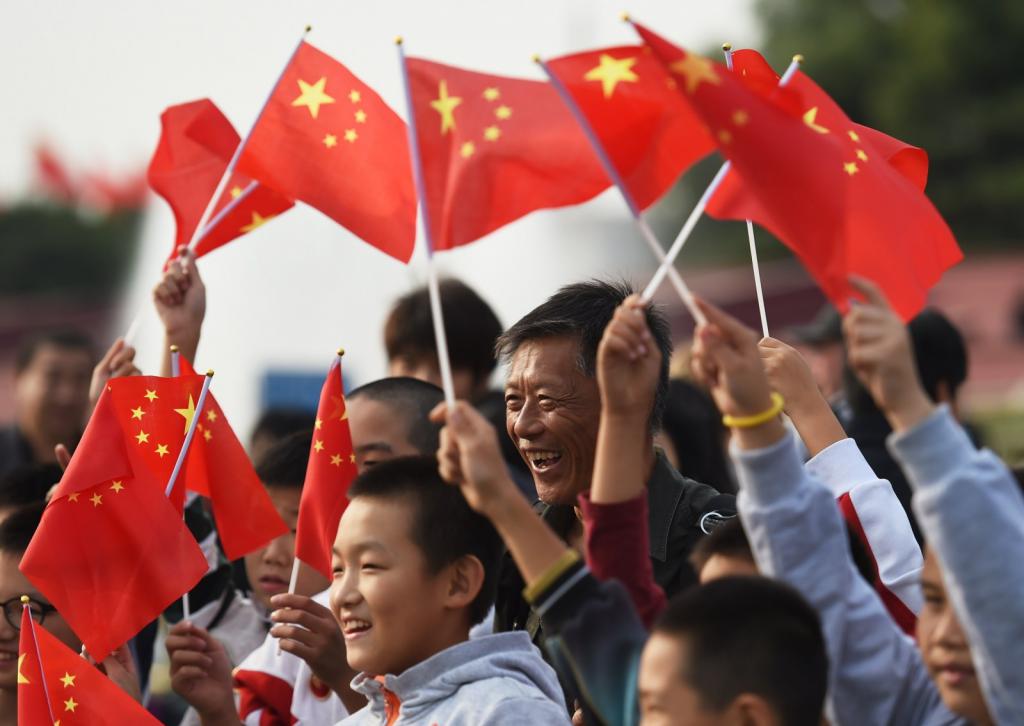 Счастливые китайцы с флагами