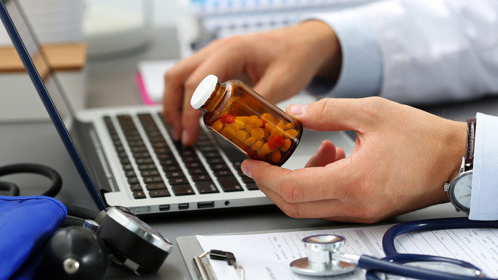 Pills in the hands of a doctor