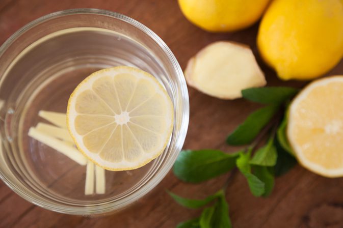 Лимон в стакане