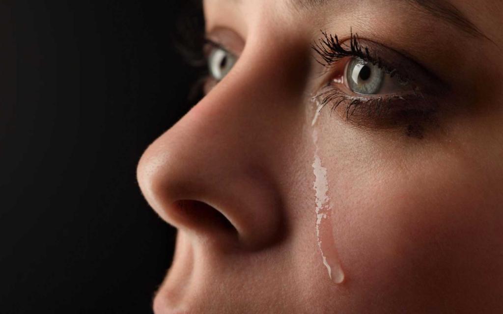Фото где девушка плачет без лица