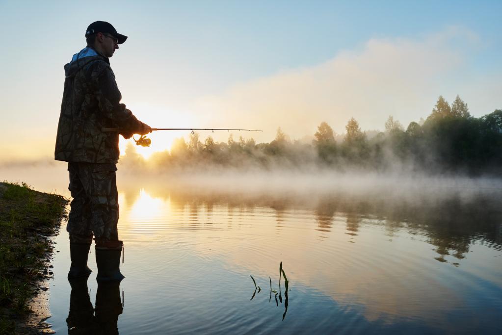 Рыбалка на озере ранним утром.