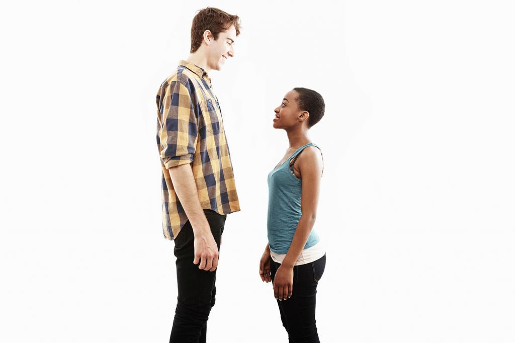 Парень намного выше девушки.
