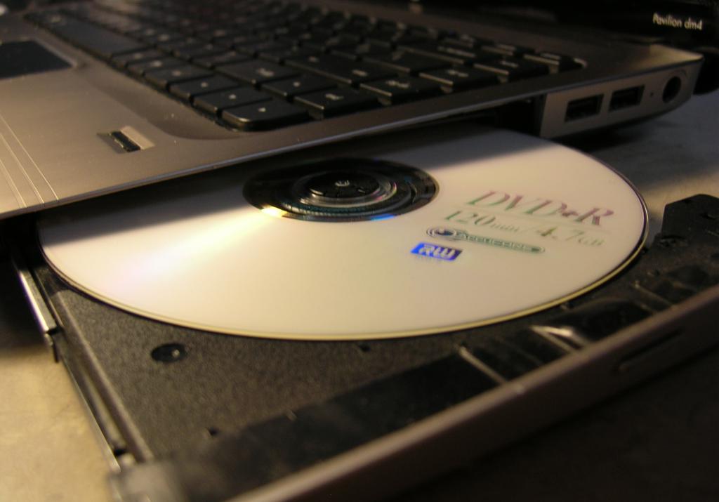 Как воспроизвести диск на ноутбуке windows 8