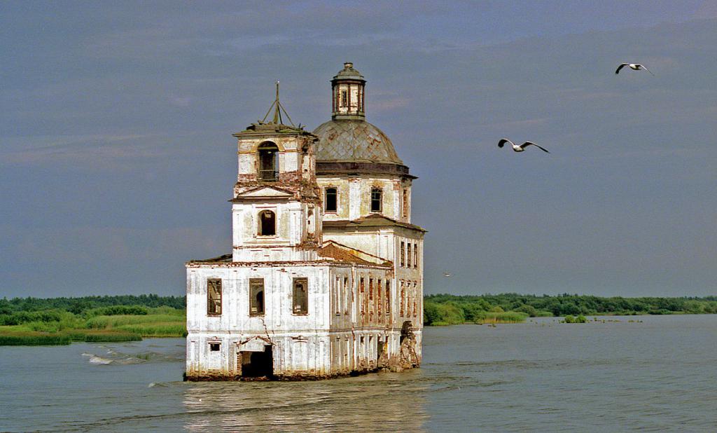 Церковь на шекснинском водохранилище