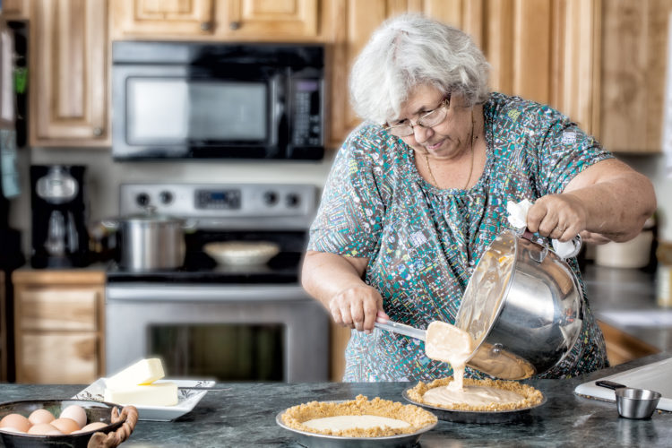 Бабушка готовит пирог