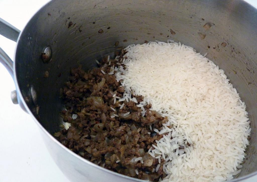 Начинка рис печень. Рис с начинкой. Пирожки с рисом и фаршем. Начинка для пирожков из мяса и риса. Комок риса и начинка.