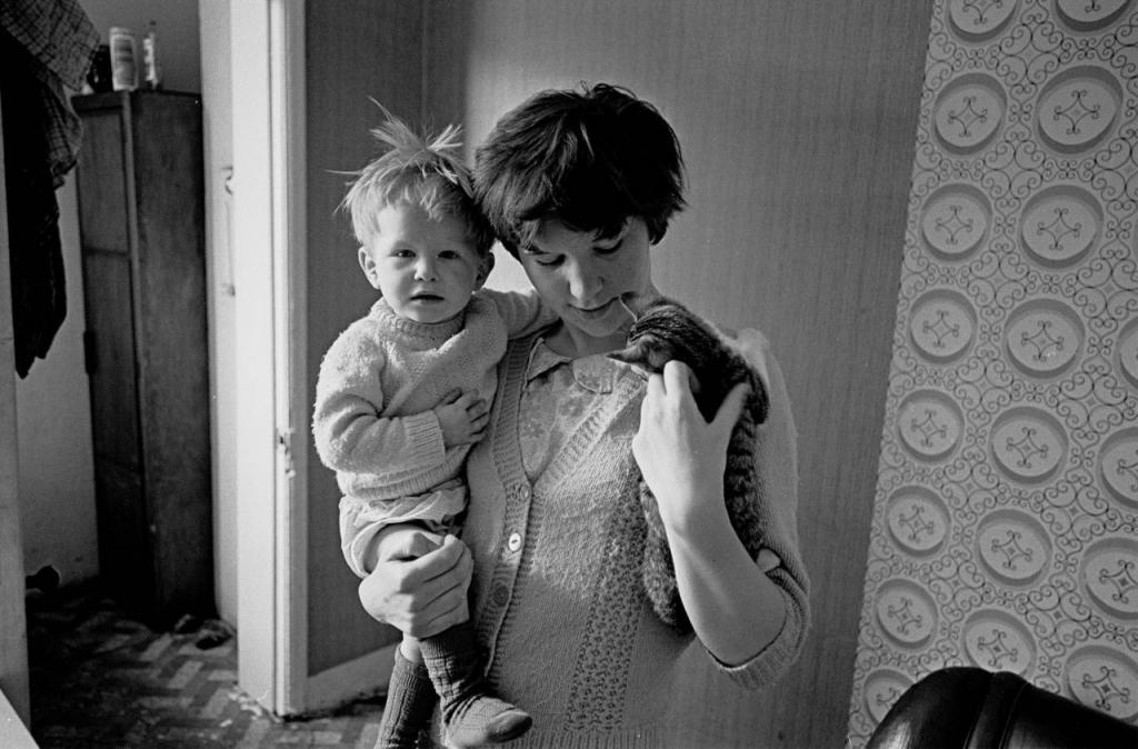 Фото девушки с ребенком на руках в домашних условиях